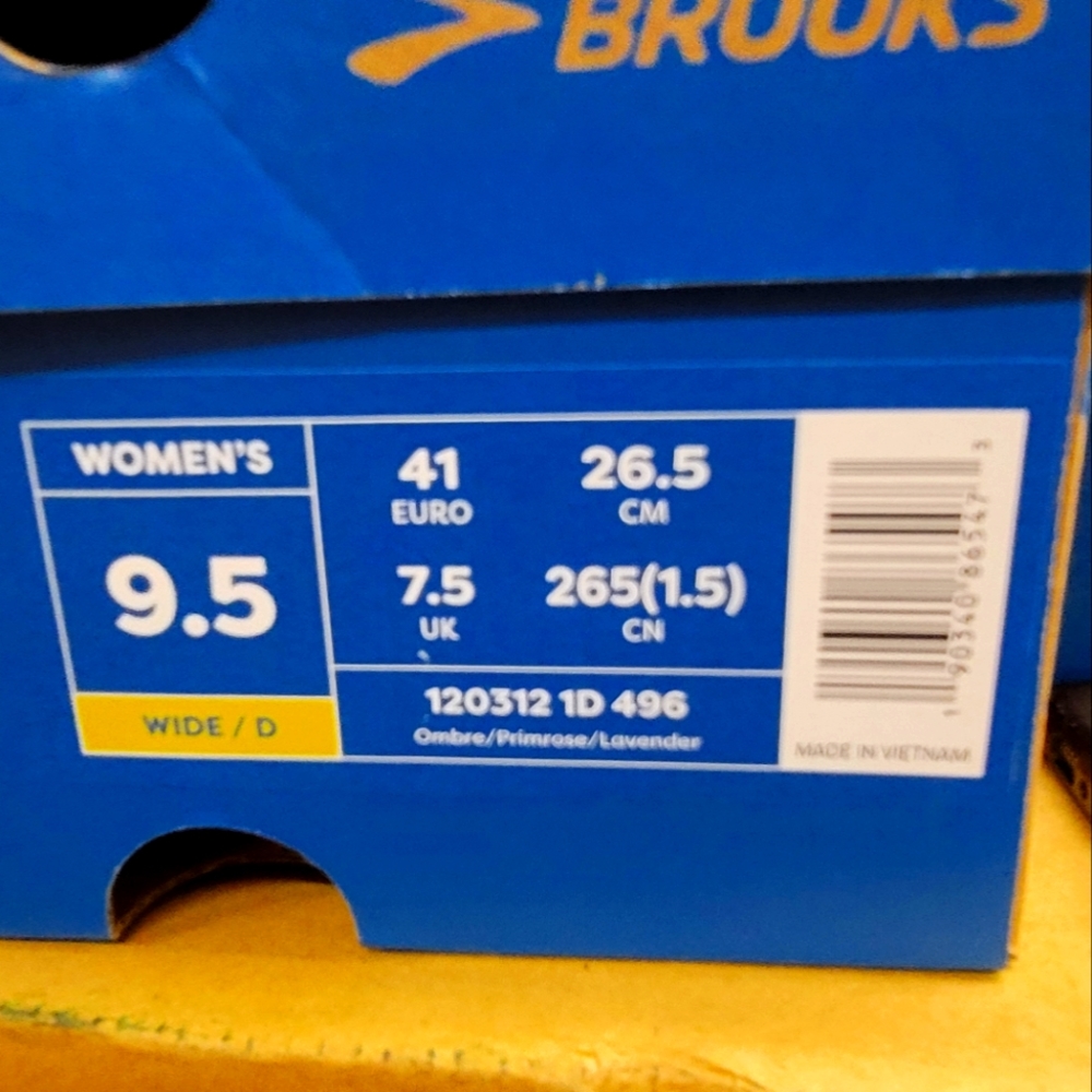 Brooks women's shoes 9.5 wide/D